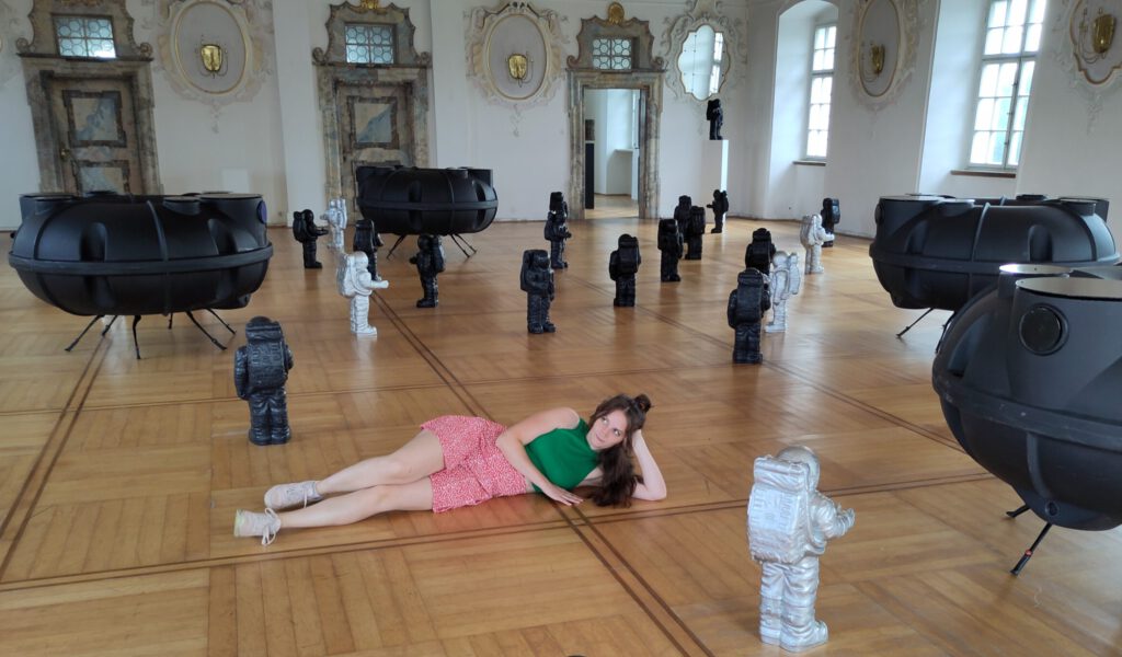 Annette Schwagmeyer vor der Installaation „Auf zu neuen Ufern“ Ottmar Hörl