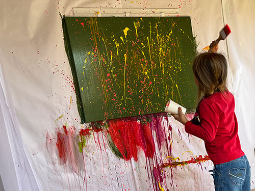 Actionpainting Kind, mit Farbe spritzen