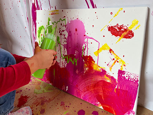 art-flow_actionpainting_Kind_sitzend
